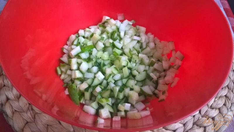 Фото приготовление рецепта: Салат с куриной грудкой, свежими огурцами и картофелем шаг №1