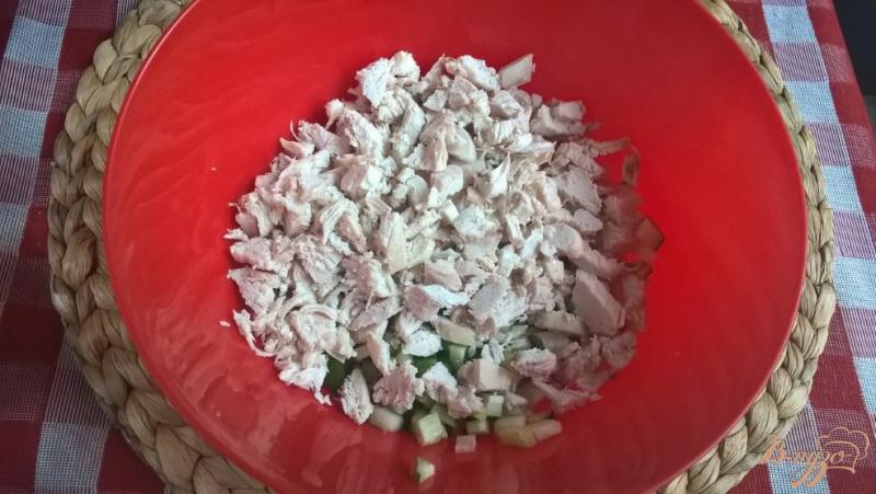 Фото приготовление рецепта: Салат с куриной грудкой, свежими огурцами и картофелем шаг №2