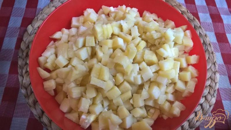 Фото приготовление рецепта: Салат с куриной грудкой, свежими огурцами и картофелем шаг №5
