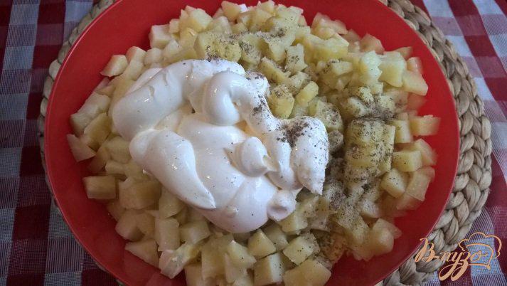 Фото приготовление рецепта: Салат с куриной грудкой, свежими огурцами и картофелем шаг №6