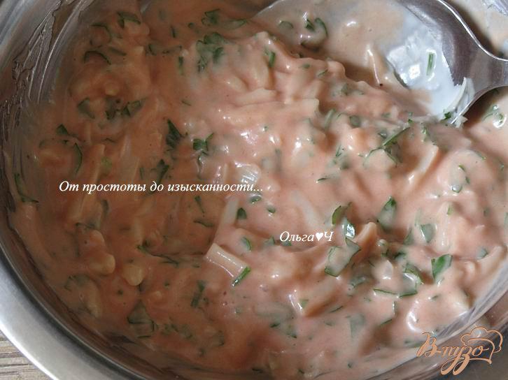 Фото приготовление рецепта: Курица под томатным соусом с сыром и зеленью шаг №2