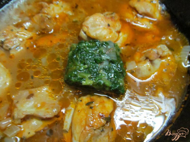 Фото приготовление рецепта: Курица с кус-кусом и шпинатом шаг №4