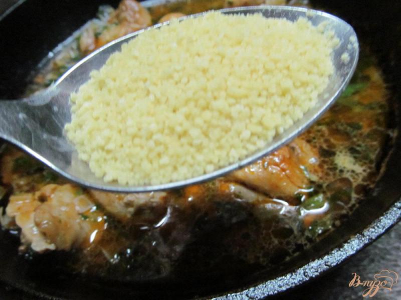 Фото приготовление рецепта: Курица с кус-кусом и шпинатом шаг №5