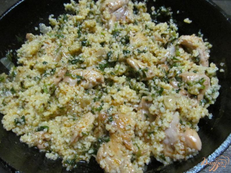 Фото приготовление рецепта: Курица с кус-кусом и шпинатом шаг №7