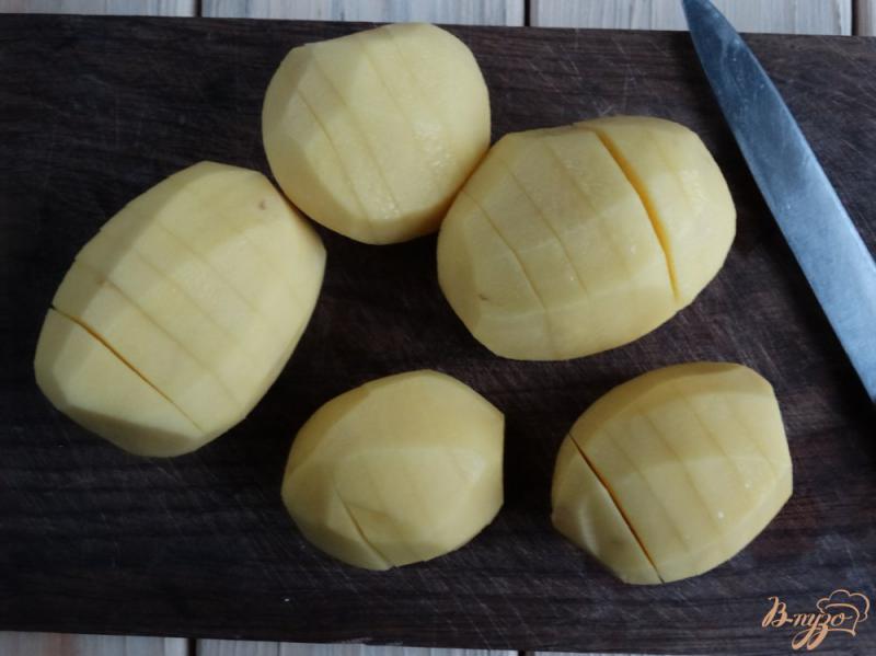 Фото приготовление рецепта: Картофельные гармошки с салом в мультиварке шаг №2