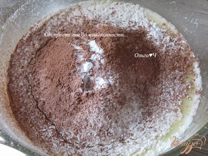 Фото приготовление рецепта: Шарлотка с яблоками и шоколадным слоем шаг №7