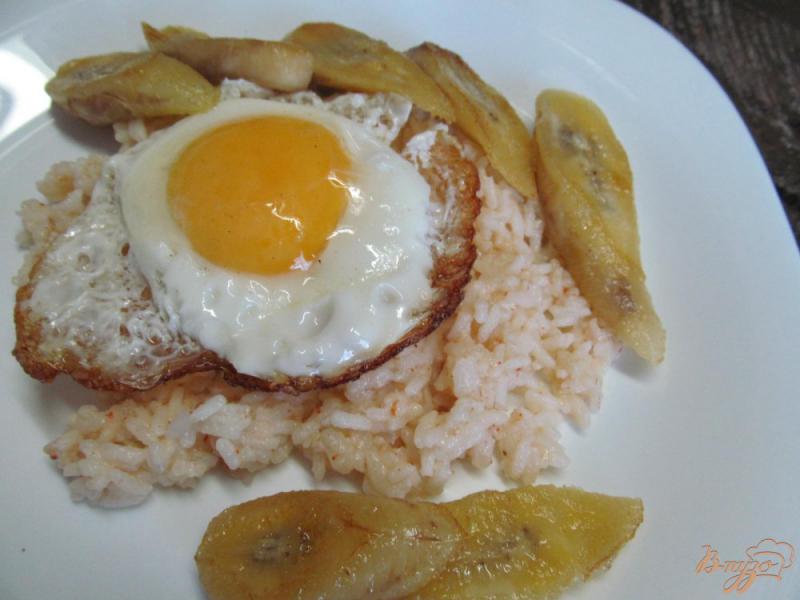 Фото приготовление рецепта: Рис с бананом и яйцом шаг №6