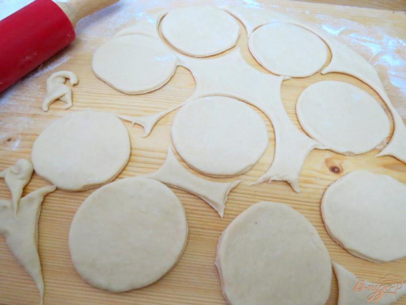 Фото приготовление рецепта: Пирожки из дрожжевого теста на растительном масле шаг №6