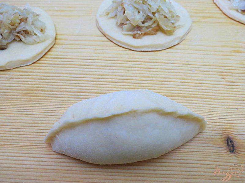 Фото приготовление рецепта: Пирожки из дрожжевого теста на растительном масле шаг №8
