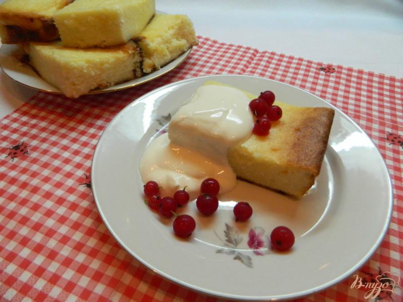 Фото приготовление рецепта: Творожная запеканка со сметаной и ягодами шаг №5