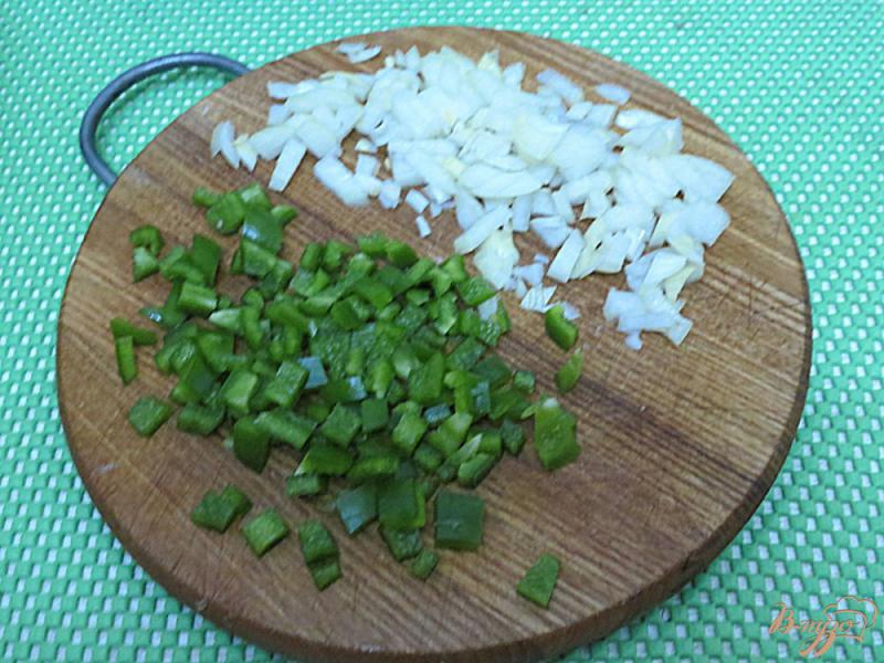 Фото приготовление рецепта: Салат с перцем и кукурузой шаг №4
