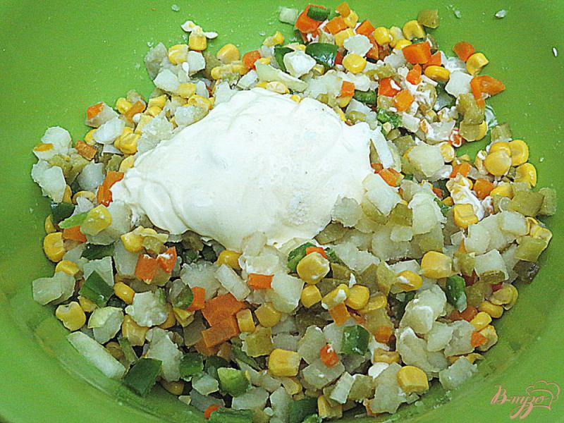 Фото приготовление рецепта: Салат с перцем и кукурузой шаг №5