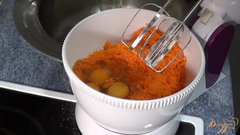 Фото приготовление рецепта: Морковный пирог на стевии шаг №3