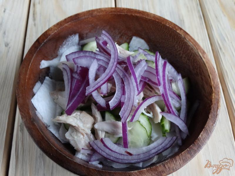 Фото приготовление рецепта: Салат с дайконом и курицей шаг №4