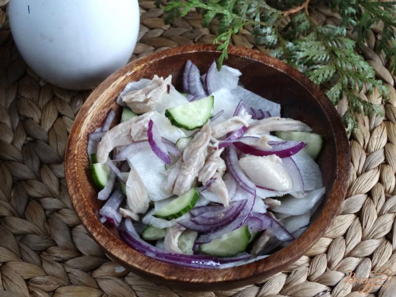 Фото приготовление рецепта: Салат с дайконом и курицей шаг №6