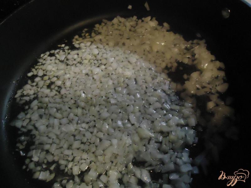 Фото приготовление рецепта: Макароны с помидорами, луком, чесноком, тушеные в сковороде шаг №1
