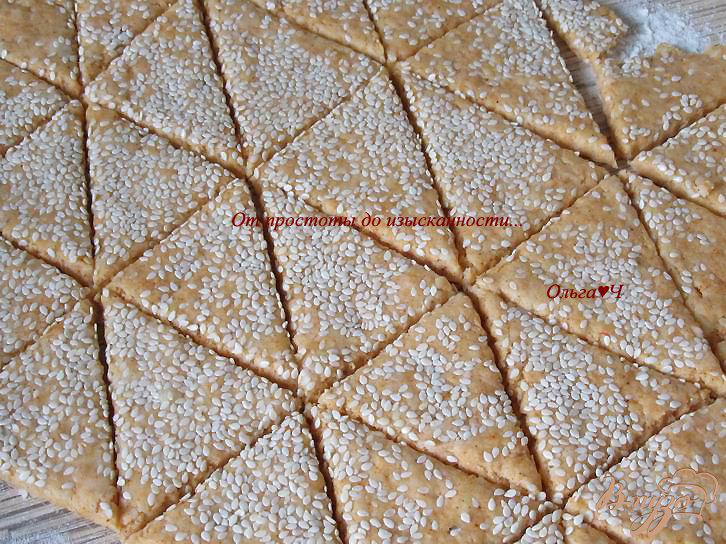 Фото приготовление рецепта: Сырное печенье с паприкой и кунжутом шаг №5