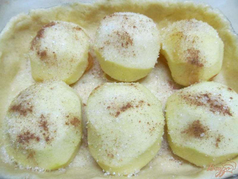 Фото приготовление рецепта: Яблочный пирог из творожного теста шаг №5