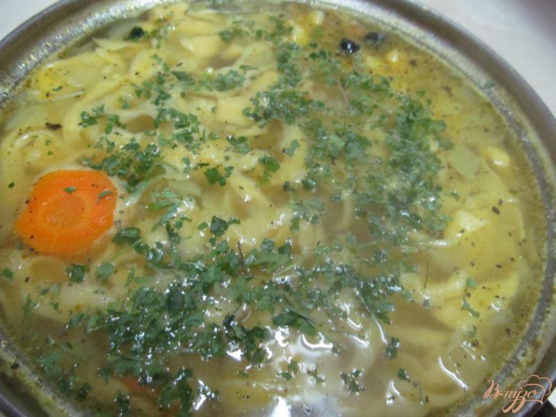 Фото приготовление рецепта: Суп с домашней лапшой шаг №7