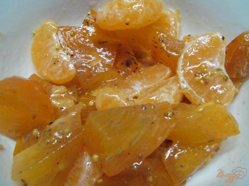 Фото приготовление рецепта: Французский салат из мандарина с хурмой шаг №3
