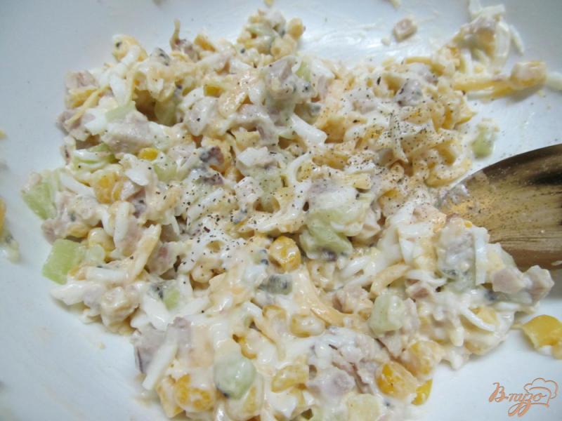 Фото приготовление рецепта: Салат с киви и курицей шаг №4