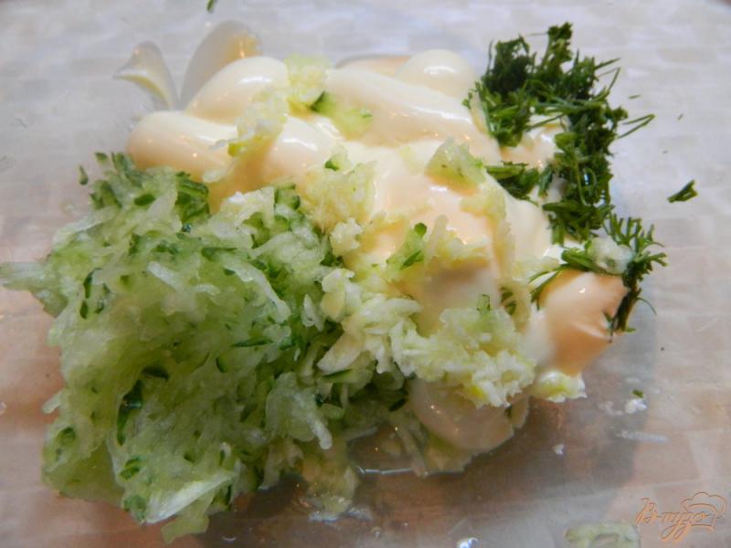 Фото приготовление рецепта: Жареная рыба с огуречным соусом шаг №5