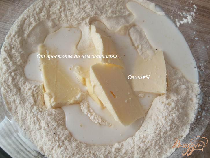 Фото приготовление рецепта: Сырное печенье с чесноком и кунжутом шаг №2
