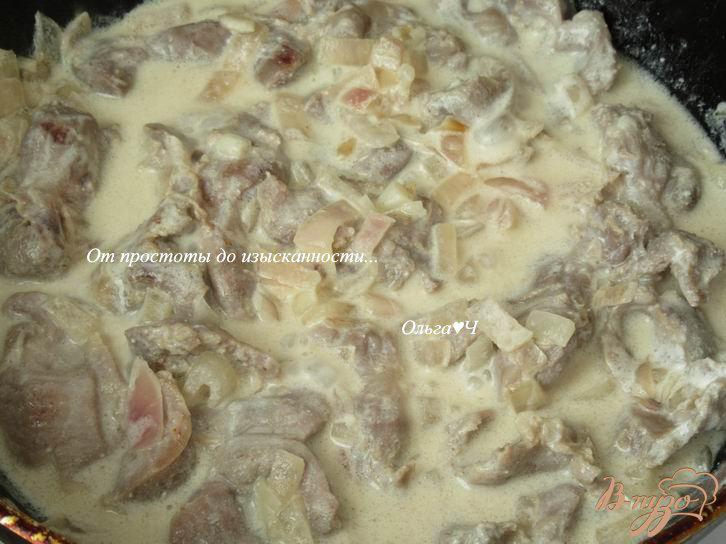 Фото приготовление рецепта: Куриные желудочки в сметанном соусе с базиликом шаг №3