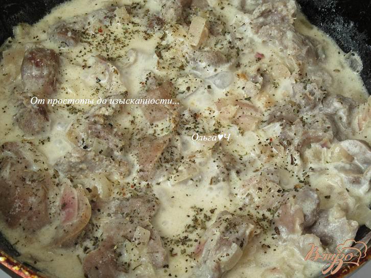 Фото приготовление рецепта: Куриные желудочки в сметанном соусе с базиликом шаг №4