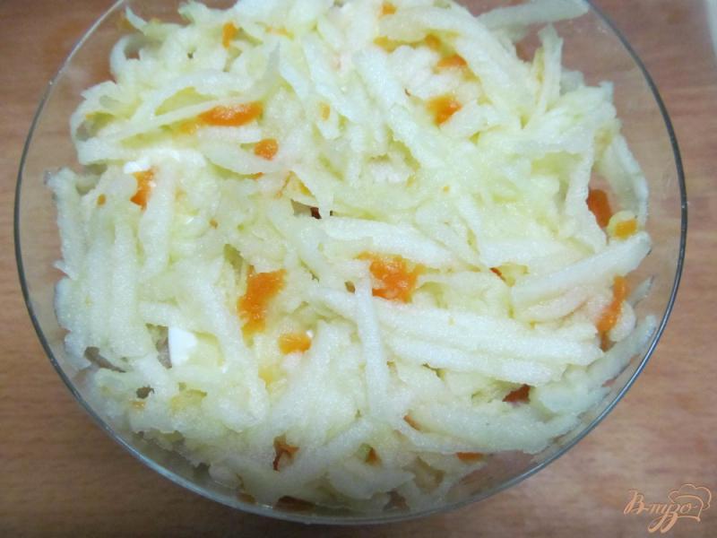 Фото приготовление рецепта: Куриный салат с яблоком и киви шаг №5