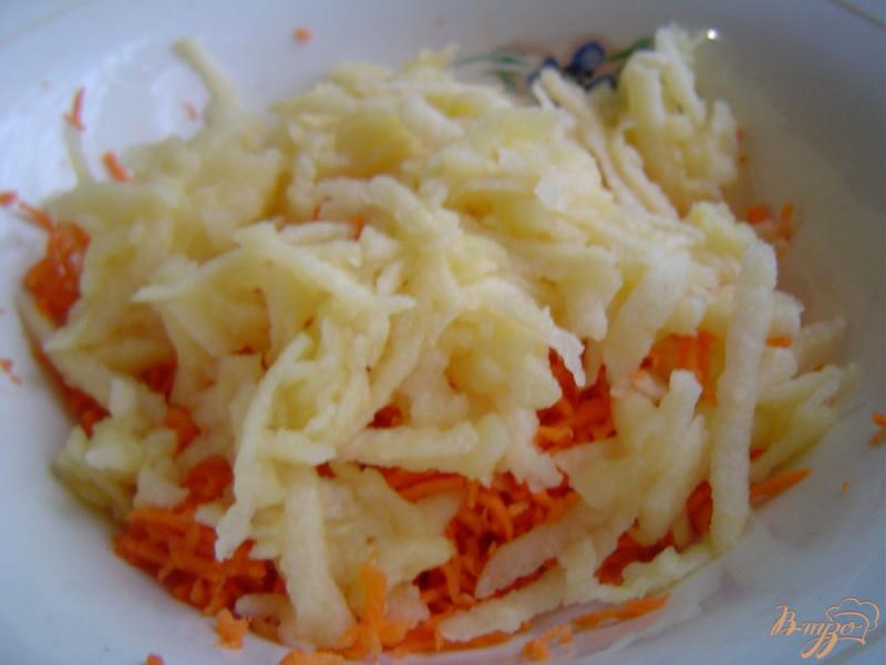 Фото приготовление рецепта: Салат из моркови, яблок и вяленой вишни шаг №3
