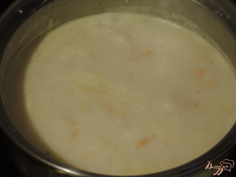 Фото приготовление рецепта: Сырный суп с зеленым горошком шаг №5