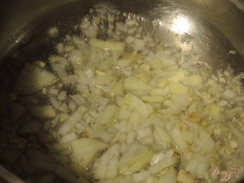 Фото приготовление рецепта: Томатный суп с макаронами шаг №3