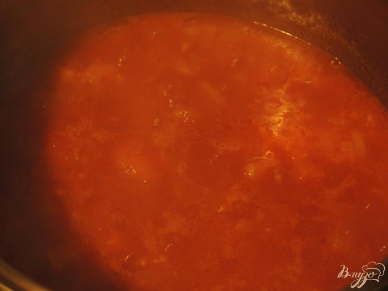 Фото приготовление рецепта: Томатный суп с макаронами шаг №4