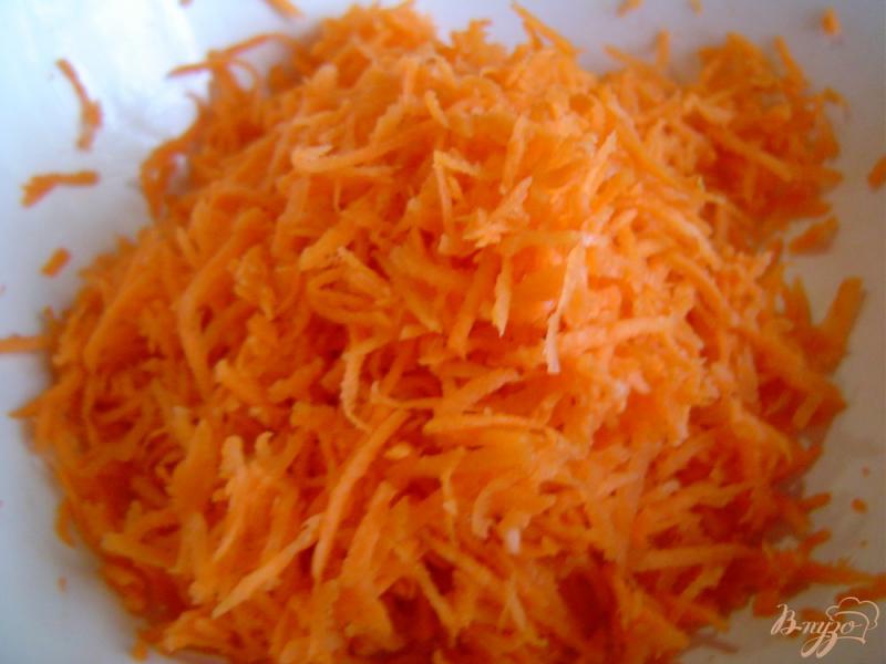 Фото приготовление рецепта: Морковный салат с мандаринами и тыквенными семечками шаг №1