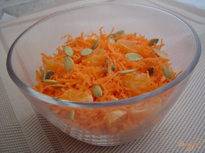 Фото приготовление рецепта: Морковный салат с мандаринами и тыквенными семечками шаг №5