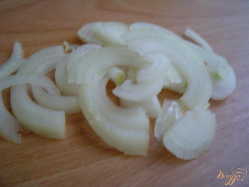 Фото приготовление рецепта: Салат из квашеной капусты, лука и клюквы шаг №2