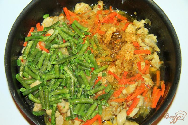 Фото приготовление рецепта: Стручковая фасоль с куриным филе и овощами на сковороде шаг №5