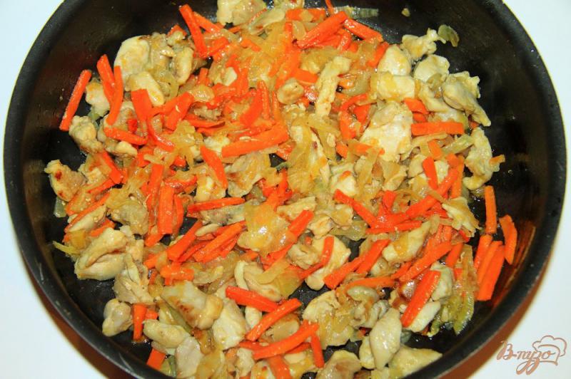 Фото приготовление рецепта: Стручковая фасоль с куриным филе и овощами на сковороде шаг №4
