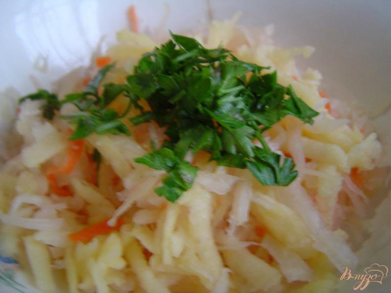 Фото приготовление рецепта: Салат из квашеной капусты, яблок и зелени шаг №3