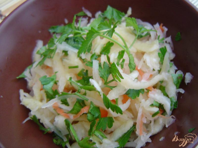 Фото приготовление рецепта: Салат из квашеной капусты, яблок и зелени шаг №4