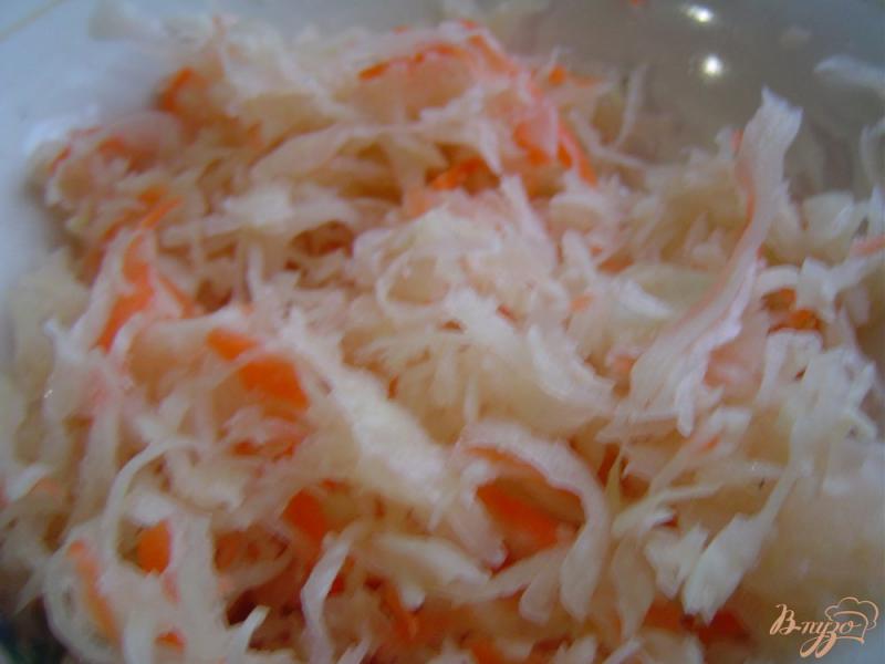 Фото приготовление рецепта: Салат из моркови, квашеной капусты, орехов и кунжута шаг №1