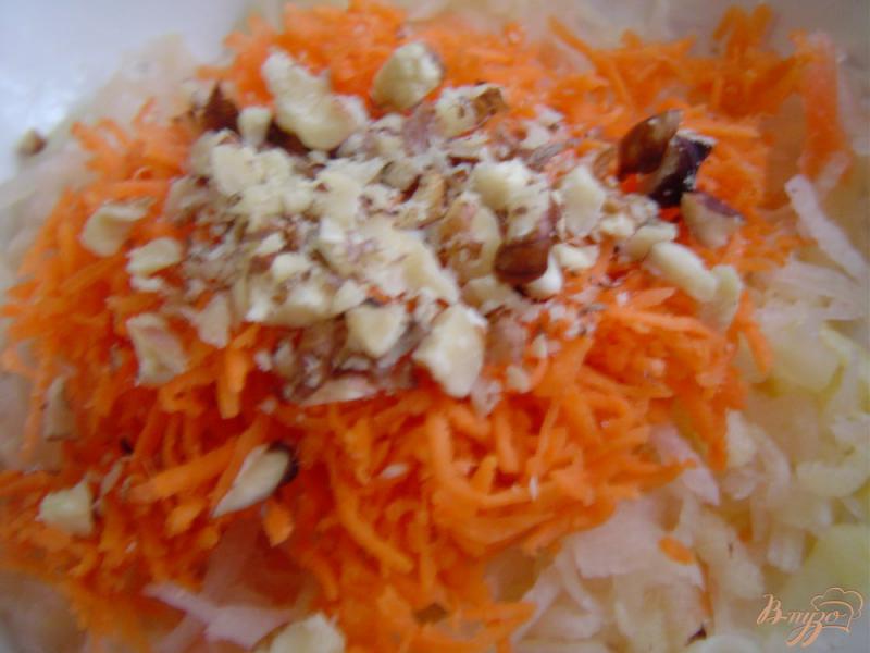 Фото приготовление рецепта: Салат из моркови, квашеной капусты, орехов и кунжута шаг №4