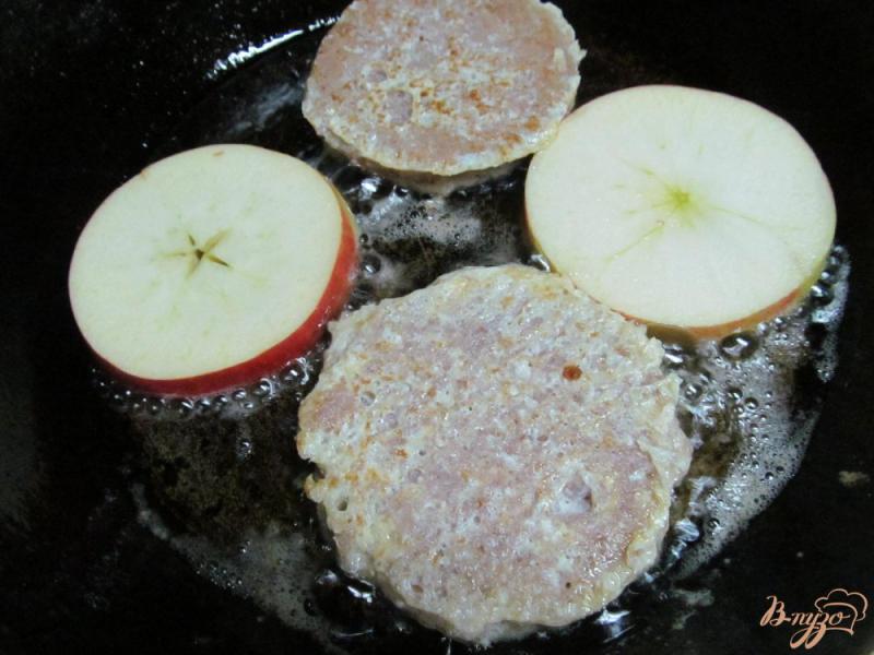 Фото приготовление рецепта: Французские гренки с яблоками шаг №5