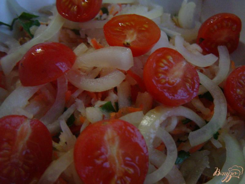 Фото приготовление рецепта: Салат из квашеной капусты, лука, помидоров,зелени шаг №3