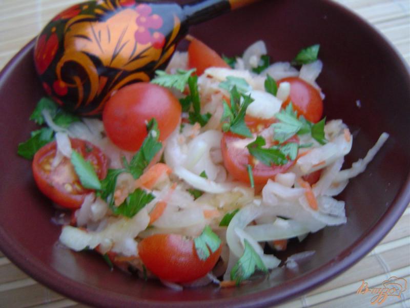 Фото приготовление рецепта: Салат из квашеной капусты, лука, помидоров,зелени шаг №4