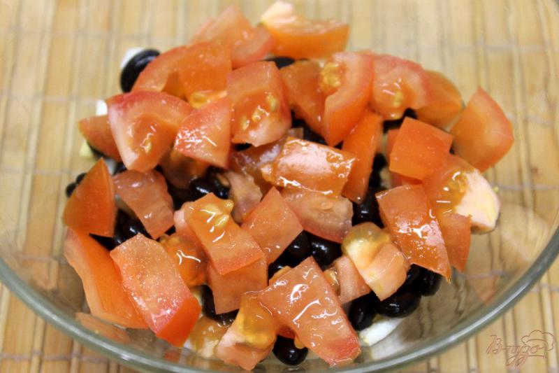 Фото приготовление рецепта: Салат из помидор с черной фасолью и яйцом шаг №3