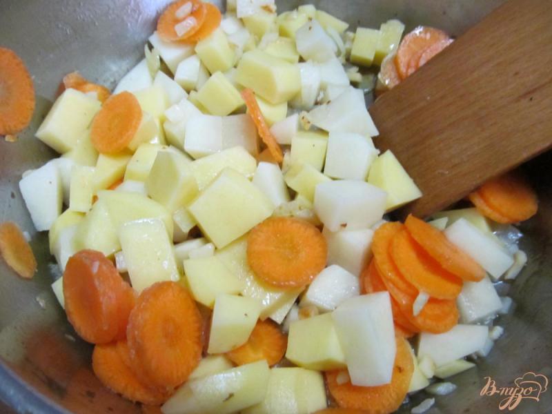 Фото приготовление рецепта: Овощной суп с квашенной капустой на беконе шаг №3