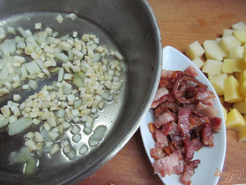 Фото приготовление рецепта: Овощной суп с квашенной капустой на беконе шаг №2