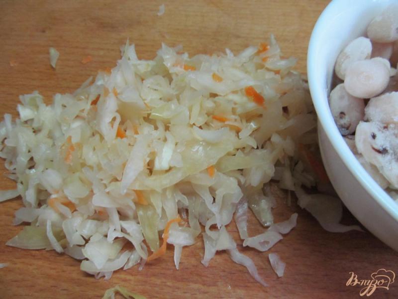 Фото приготовление рецепта: Овощной суп с квашенной капустой на беконе шаг №7